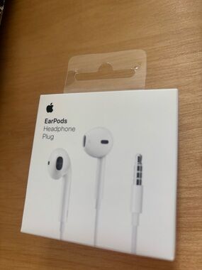 Apple White EarPods with 3.5mm Plug